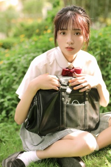 不扣纽扣的女孩